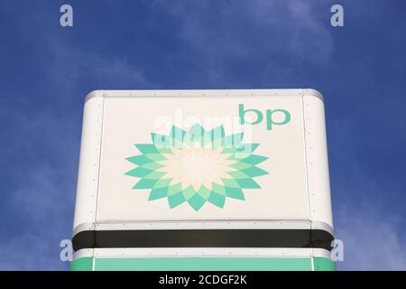 Macon, Francia - 15 marzo 2020: Logo BP su un pannello. BP è anche il nome di British Petroleum, una delle sei più grandi aziende petrolifere e del gas al mondo Foto Stock