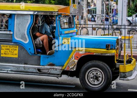 Manila, Filippine. 28 Agosto 2020. Un jeepney è visto su una strada a Manila, le Filippine, il 28 agosto 2020. Jeepney è uno dei mezzi di trasporto più popolari nelle Filippine. I jeepneys sono per lo più decorati con colori, con disegni di dipinti e illustrazioni ispirati da culture locali e internazionali popolari. Credit: Rouelle Umali/Xinhua/Alamy Live News Foto Stock