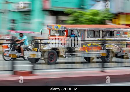 Manila, Filippine. 28 Agosto 2020. Un jeepney è visto su una strada a Manila, le Filippine, il 28 agosto 2020. Jeepney è uno dei mezzi di trasporto più popolari nelle Filippine. I jeepneys sono per lo più decorati con colori, con disegni di dipinti e illustrazioni ispirati da culture locali e internazionali popolari. Credit: Rouelle Umali/Xinhua/Alamy Live News Foto Stock