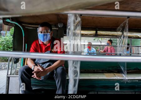 Manila, Filippine. 28 Agosto 2020. Un passeggero è visto all'interno di una jeepney a Manila, nelle Filippine, il 28 agosto 2020. Jeepney è uno dei mezzi di trasporto più popolari nelle Filippine. I jeepneys sono per lo più decorati con colori, con disegni di dipinti e illustrazioni ispirati da culture locali e internazionali popolari. Credit: Rouelle Umali/Xinhua/Alamy Live News Foto Stock