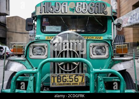 Manila, Filippine. 28 Agosto 2020. Un jeepney è visto su una strada a Manila, le Filippine, il 28 agosto 2020. Jeepney è uno dei mezzi di trasporto più popolari nelle Filippine. I jeepneys sono per lo più decorati con colori, con disegni di dipinti e illustrazioni ispirati da culture locali e internazionali popolari. Credit: Rouelle Umali/Xinhua/Alamy Live News Foto Stock