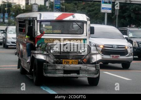 Manila, Filippine. 28 Agosto 2020. Un jeepney è visto su una strada a Manila, le Filippine, il 28 agosto 2020. Jeepney è uno dei mezzi di trasporto più popolari nelle Filippine. I jeepneys sono per lo più decorati con colori, con disegni di dipinti e illustrazioni ispirati da culture locali e internazionali popolari. Credit: Rouelle Umali/Xinhua/Alamy Live News Foto Stock