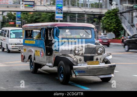 Manila, Filippine. 28 Agosto 2020. Un jeepney è visto su una strada a Manila, le Filippine, il 28 agosto 2020. Jeepney è uno dei mezzi di trasporto più popolari nelle Filippine. I jeepneys sono per lo più decorati con colori, con disegni di dipinti e illustrazioni ispirati da culture locali e internazionali popolari. Credit: Rouelle Umali/Xinhua/Alamy Live News Foto Stock