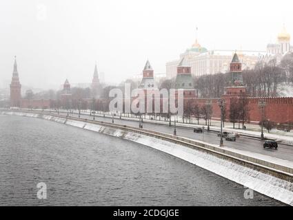 Vista verso il Muro del Cremlino e le Torri dal Ponte Moskvoretsky di Bolshoy in inverno, Mosca, Russia Foto Stock