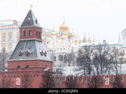 Una vista verso le mura del Cremlino e la Cattedrale dell'Annunciazione, Mosca, Russia Foto Stock