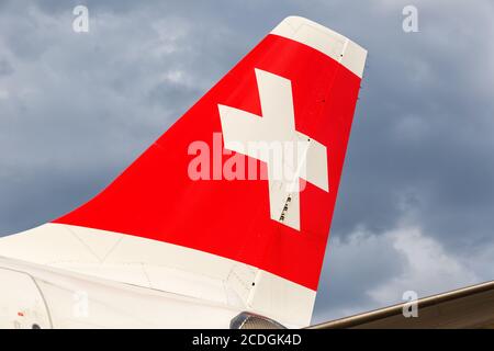 Zurigo, Svizzera - 22 luglio 2020: Coda degli aerei Swiss Airbus A330-300 all'aeroporto di Zurigo (ZRH) in Svizzera. Foto Stock