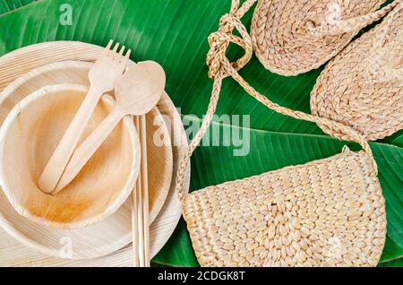 Utensili da cucina realizzati con palma in foglia di betel, Flip flop e borsa realizzati con giacinto d'acqua o giacinto d'acqua galleggiante, materiale naturale. il pr verde Foto Stock