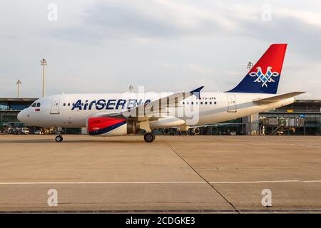 Zurigo, Svizzera - 22 luglio 2020: Aereo Air Serbia Airbus A319 all'aeroporto di Zurigo (ZRH) in Svizzera. Airbus è una produzione europea di aeromobili Foto Stock