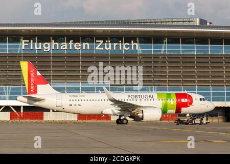 Zurigo, Svizzera - 22 luglio 2020: TAP Air Portugal Airbus A320neo aereo all'aeroporto di Zurigo (ZRH) in Svizzera. Airbus è un aereo europeo ma Foto Stock