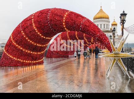 Decorazioni di Natale e Capodanno sul Ponte Patriarshy, con la Cattedrale di Cristo Salvatore sullo sfondo, Mosca, Russia Foto Stock