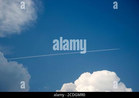 Cielo su Hackney , Londra. Aereo con percorso vapore, come i voli riprendere Foto Stock