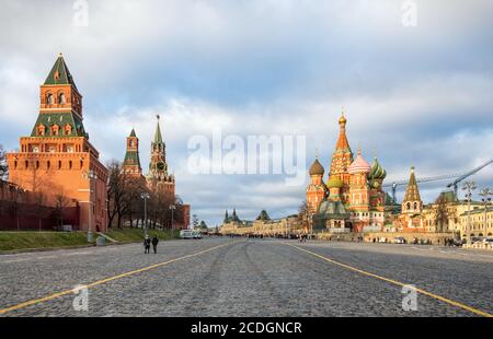 Piazza Rossa (Krasnaya ploshchad) con il Cremlino sulla sinistra e San Basilio la Cattedrale Beata sulla destra, Mosca, Russia Foto Stock