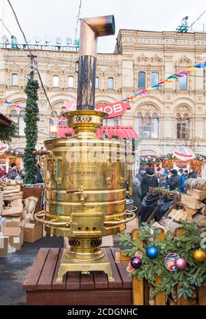 Samovar al mercato di Natale della Piazza Rossa, Mosca, Russia Foto Stock