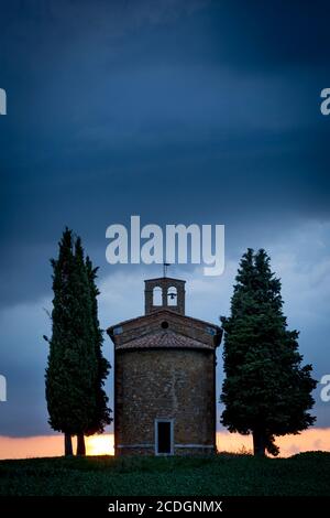 Twilight oltre la piccola Cappella di Vitaleta nei pressi di San Quirico d'Orcia, Toscana, Italia Foto Stock