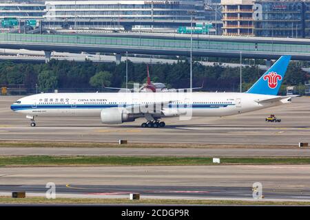 Shanghai, Cina - 27 settembre 2019: China Southern Airlines Boeing 777-300ER aereo all'aeroporto di Shanghai Hongqiao (SHA) in Cina. Boeing è un Amer Foto Stock