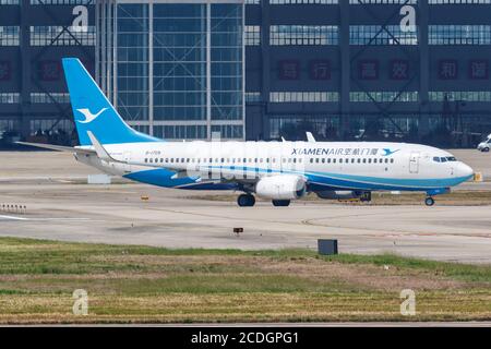 Shanghai, Cina - 27 settembre 2019: Aereo Xiamenair Boeing 737-800 all'aeroporto di Shanghai Hongqiao (SHA) in Cina. Boeing è un aereo americano ma Foto Stock