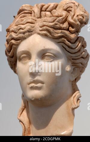 Testa di marmo di una dea, rinvenuta nelle Terme adrianiche, II secolo d.C. nel Museo di Afrodisia Sevgi Gönül Hall Foto Stock