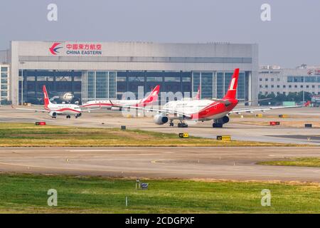 Shanghai, Cina - 28 settembre 2019: Aerei di Shanghai Airlines Airbus e Boeing all'aeroporto di Shanghai Hongqiao (SHA) in Cina. Foto Stock