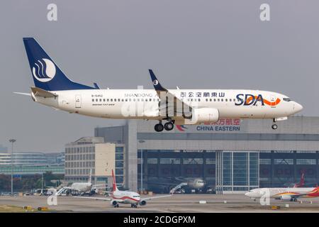 Shanghai, Cina - 28 settembre 2019: SDA Shandong Airlines Boeing 737-800 aereo all'aeroporto di Shanghai Hongqiao (SHA) in Cina. Boeing è un americano Foto Stock