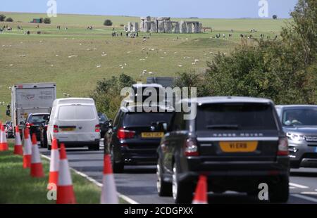 Il traffico si accumula sulla A303 vicino a Stonehenge nel Wiltshire prima del Bank Holiday di agosto. Foto Stock