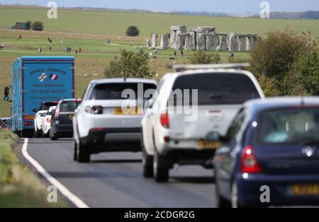 Il traffico si accumula sulla A303 vicino a Stonehenge nel Wiltshire prima del Bank Holiday di agosto. Foto Stock