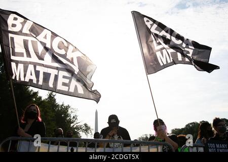 I manifestanti fanno sventolare bandiere mentre iniziano a riunirsi dalle migliaia di persone davanti al Lincoln Memorial sul National Mall prima dell'inizio della marcia per i diritti civili organizzata da al Sharpton per richiamare l'attenzione sul razzismo sistemico e sulla violenza della polizia dopo l'uccisione di George Floyd in da parte della polizia di maggio Minnesota, a Washington, D.C., il 28 agosto 2020, in mezzo alla pandemia del coronavirus. La notte prima dell'impegno marzo: Get Your Knee off our necks, le proteste hanno consumato i blocchi che circondano la Casa Bianca, come il presidente Trump ha dato il suo discorso di accettazione nomina presidenziale con suoni da rumoroso demonstr Foto Stock