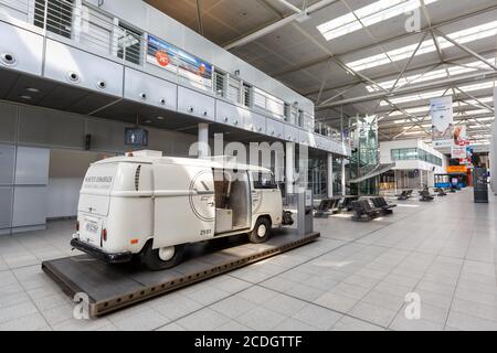 Greven, Germania - 9 agosto 2020: Terminal dell'aeroporto di Münster Osnabrück (FMO) in Germania. Foto Stock