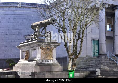 Il monumento agli uomini caduti nella guerra di Crimea fuori dal tribunale di Tralee.County Kerry. Irlanda Foto Stock