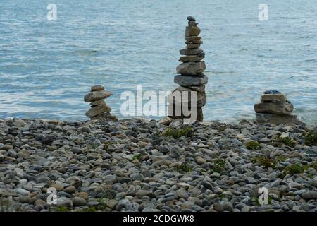 Torri di roccia costruite da massi si trovano sulla riva del lago di Costanza, Bodensee, ai piedi settentrionali delle Alpi con il fiume Reno. Foto Stock
