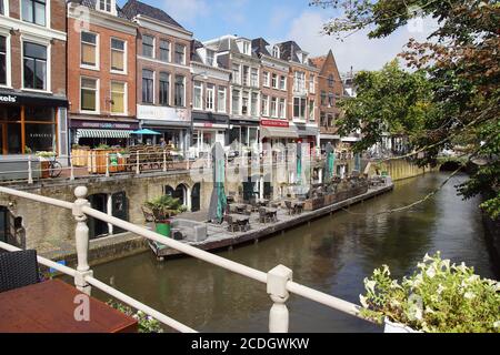 Canale, ponte, terrazze, strada, negozi, case a Leeuwarden, Friesland, Paesi Bassi. Tranquillo a causa della corona. Agosto. Foto Stock