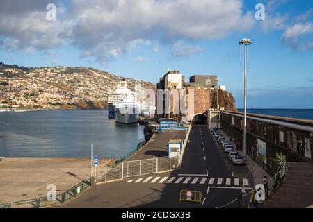 Portogallo, Madeira, Funchal, porto di Funchal e Design Center Nini Andrade Silva Foto Stock