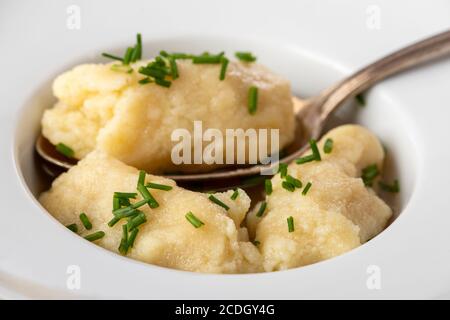 closeup di gnocchi di semola in brodo Foto Stock