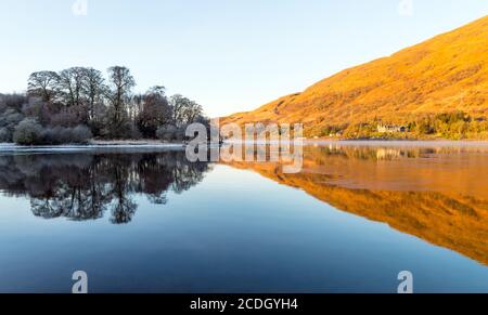 Fredda mattina invernale su Loch Awe, Argyll e Bute, Scozia Foto Stock