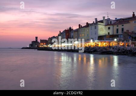 Splendido tramonto lungo il lungomare di Piran, una città storica e una splendida località sul mare Adriatico in Slovenia. Foto Stock