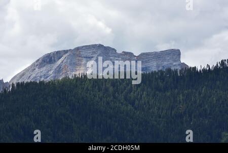 Il massiccio della Croda del Becco, la montagna che si affaccia sul Lago di Braies Foto Stock