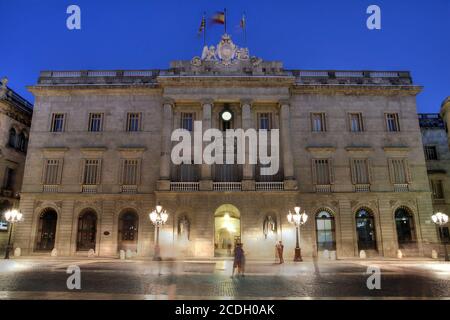 Casa de la Ciutat (Municipio) di Barcellona, Spagna si trova nel cuore del Barri Gotic (quartiere Gotico), più precisamente in Piazza San Jaume. Il Foto Stock