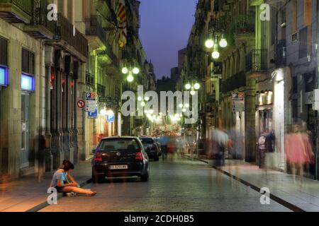 Barcellona, Spagna - 30 luglio 2012 - scena notturna lungo il Carrer de Ferran, da Placa de Sant Jaume verso la Rambla nel quartiere Gotico di Barcelo Foto Stock