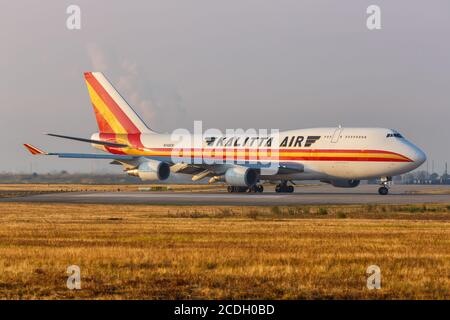 Lipsia, Germania - 19 agosto 2020: Kalitta Air Boeing 747-400BCF aereo all'aeroporto Leipzig Halle in Germania. Boeing è un costruttore americano di aeromobili Foto Stock