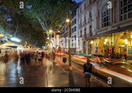 Affollata via la Rambla nel cuore di Barcellona, Spagna di notte con il Teatro Liceu sulla destra. Foto Stock