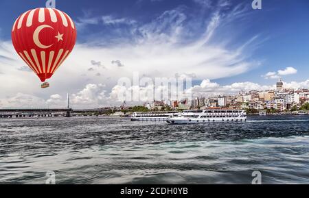 Voli in mongolfiera Scenic Istanbul Turchia vela turistica Sulla città panoramica del Corno d'Oro Foto Stock