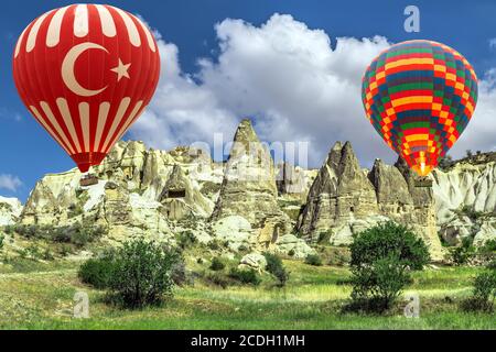 Mongolfiera colorata che sorvola la Cappadocia, voli in mongolfiera Kapadokya Turchia. Foto Stock