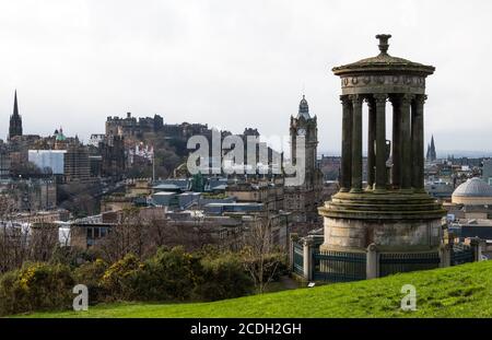 Monumento a Dugald Stuart e Castello di Edimburgo visti dalla collina di Calton, Edimburgo, Scozia Foto Stock