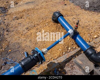 Burst acqua tubo sotterraneo cantiere nuovi tubi dell'acqua Foto Stock
