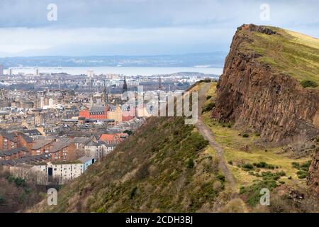 Parte di Edimburgo vista dall'Holyrood Park, Edimburgo, Scozia Foto Stock