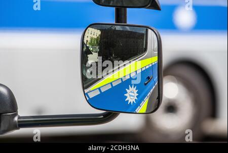 Monaco, Baviera, Germania. 28 Agosto 2020. Il ministro degli interni bavarese Joachim Herrmann, accanto alla polizia bavarese, ha rivelato veicoli di servizio dotati del nuovo assistente di svolta (Abbiegassent). Solo nel 2018 sono stati uccisi 455 ciclisti, con i camion che giravano alla cieca come una causa prevenibile. I sistemi di assistenza alla sterzata sono attualmente volontari, ma nel 2022 diventeranno obbligatori per i veicoli vecchi e nuovi e nel 2024 per tutti i veicoli nell'ambito di un programma di sicurezza a livello europeo. Credit: Sachelle Babbar/ZUMA Wire/Alamy Live News Foto Stock