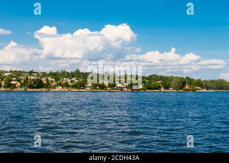 Vista della città di Nikopol dal lago artificiale di Kakhovka, Ucraina Foto Stock