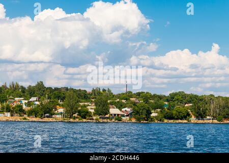 Vista della città di Nikopol dal lago artificiale di Kakhovka, Ucraina Foto Stock