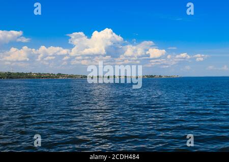 Vista della città di Nikopol dal lago artificiale di Kakhovka, Ucraina Foto Stock
