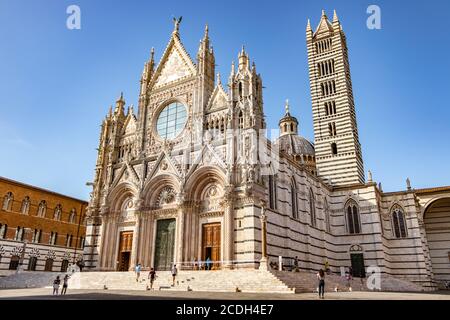 La gente cammina di fronte alla cupola di Siena vicino Firenze Foto Stock