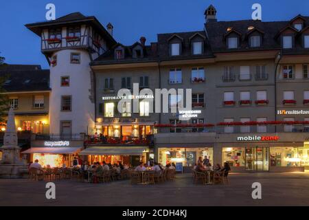 BERNA, SVIZZERA - GIUGNO 23: Case storiche a Barenplatz, il punto focale della capitale svizzera - Berna. La piazza si trova lungo l'antica cinta muraria della città, Foto Stock